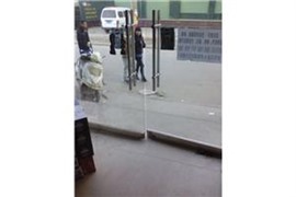 上海虹口區(qū)玻璃門維修以及碰地異響維修