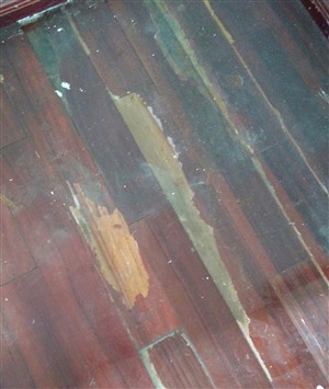 上海宝山区地板维修师傅价格，木地板花点 破漆修补