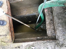 虹口區(qū)天寶路抽污水，清理污水池隔油池