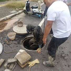 承接各類管道疏通，化糞池清理，高壓車清洗管道