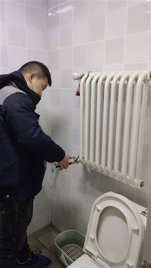 郑州清洗地暖多少钱郑州更换地暖分水器价格？专治不热