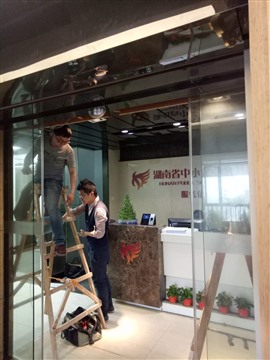 長沙專業(yè)快速上門維修自動門感應門電動門玻璃門配鑰匙遙控器