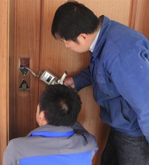 锦州市上门开保险柜锁维修开小区门锁专业的服务高性价比的回报