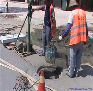 廣州市海珠區(qū)赤崗路高壓車疏通下水道，新港路清理沙井，疏通渠道