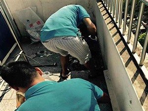屋頂防水堵漏、衛(wèi)生間補(bǔ)漏、外墻漏水維修包20年不漏水！