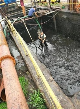 蘇州吳中區(qū)蘇苑工地泥漿沉淀池清理。