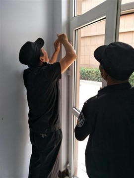 菏泽门窗维修服务 防盗门玻璃门 木门 各种窗户维修
