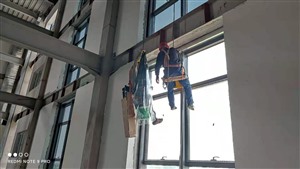 北京高空贴膜公司、吊绳蜘蛛人外墙玻璃贴膜师傅