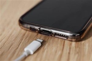 苏州苹果手机充不上电，插上充电器却无反应的原因是什么？