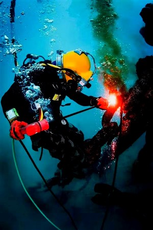 赣州潜水打捞蛙人潜水员水下作业