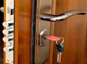 菏泽市保险柜开锁公司防盗门换锁芯大概多少钱修锁换锁公司的电话是多少