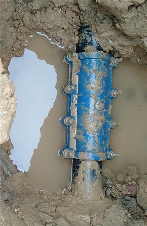 高新区地下水管抢修成功 