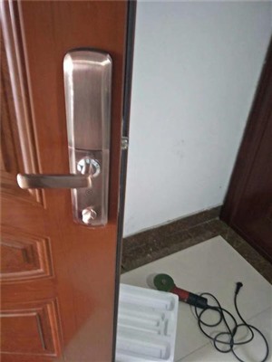 无锡东北塘街道安装指纹锁专业防盗门开锁10年以上开锁修锁经验