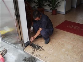 杭州玻璃门维修  地弹簧更换   淋浴房轮子维修