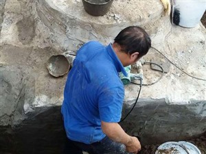海城厨房下水管周围渗水维修_海城市厨房排水管地漏漏水维修