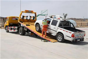 新疆阿克苏附近汽车救援拖车,24小时服务，随叫随到！