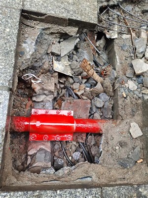 芳村供水水管测漏水点，开挖维修地下暗管
