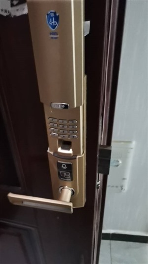 指纹密码锁安装维修！安装智能门锁！龙湖镇维修防盗门电话-开锁换锁！