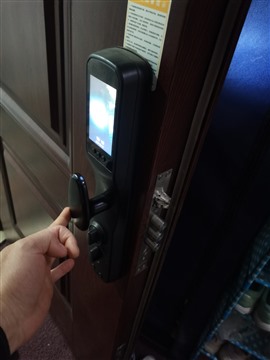 專業(yè)安裝智能鎖！深圳龍湖安裝指紋鎖安裝密碼鎖、開鎖換鎖上門電話！