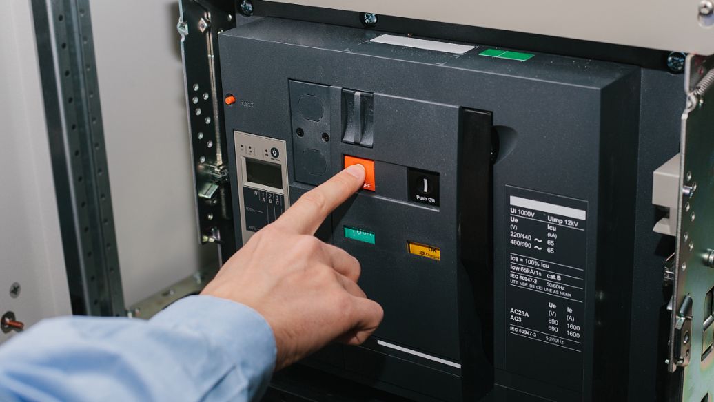 郑州汽车配件生产线安川伺服，变频器，plc，触摸屏维修