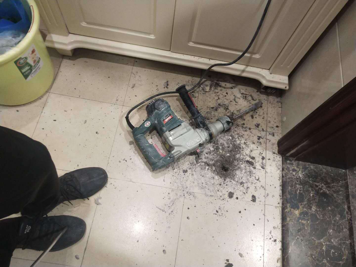 广州楼板滴水漏水什么原因，专业管道漏水检查漏水电话