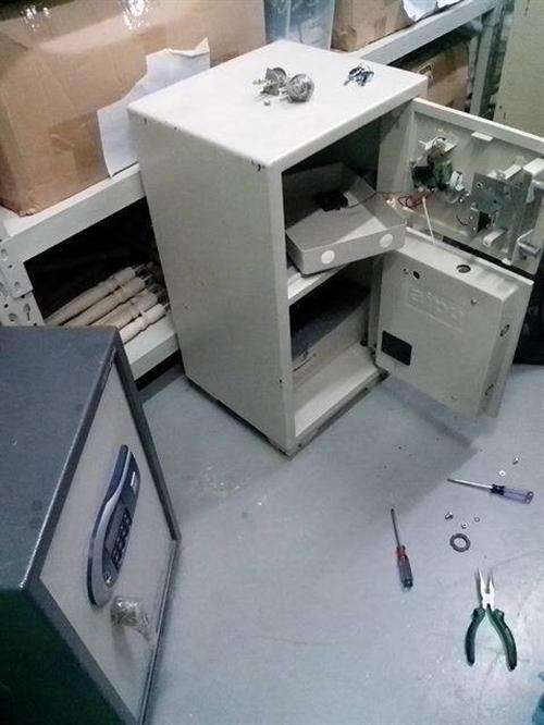 乐清开保险柜锁电话,保险柜打不开了怎么办