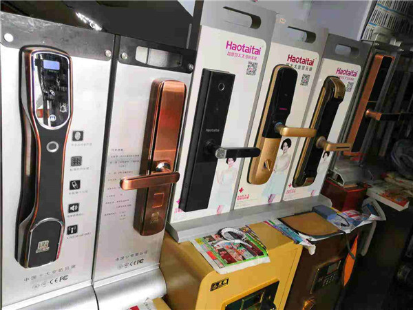 济南重汽翡翠郡附近开锁公司 专业安装猫眼 换锁芯