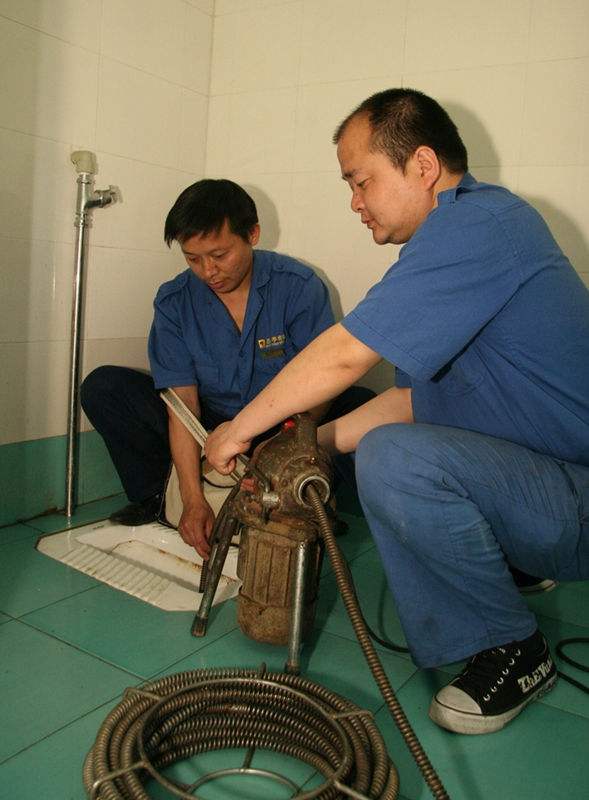 济南逸东花园附近疏通下水道、管道维修改装
