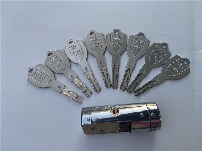 济南和信花园附近专业上门安装指纹锁，修锁换锁芯