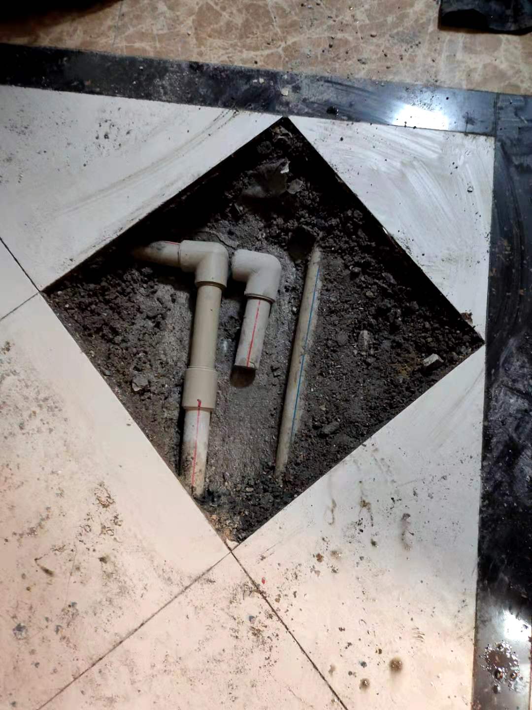 番禺钟村房间水管漏水检查，修瓷砖下水管渗水