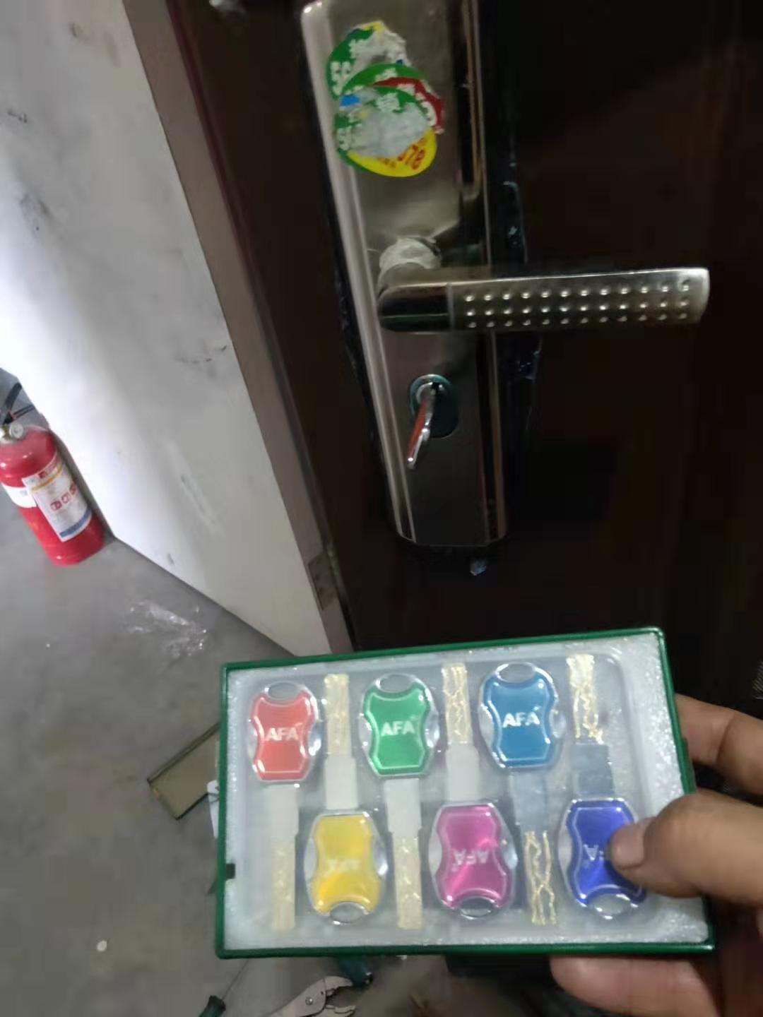 青龙湖开锁|防盗门修锁|青龙湖换门锁芯