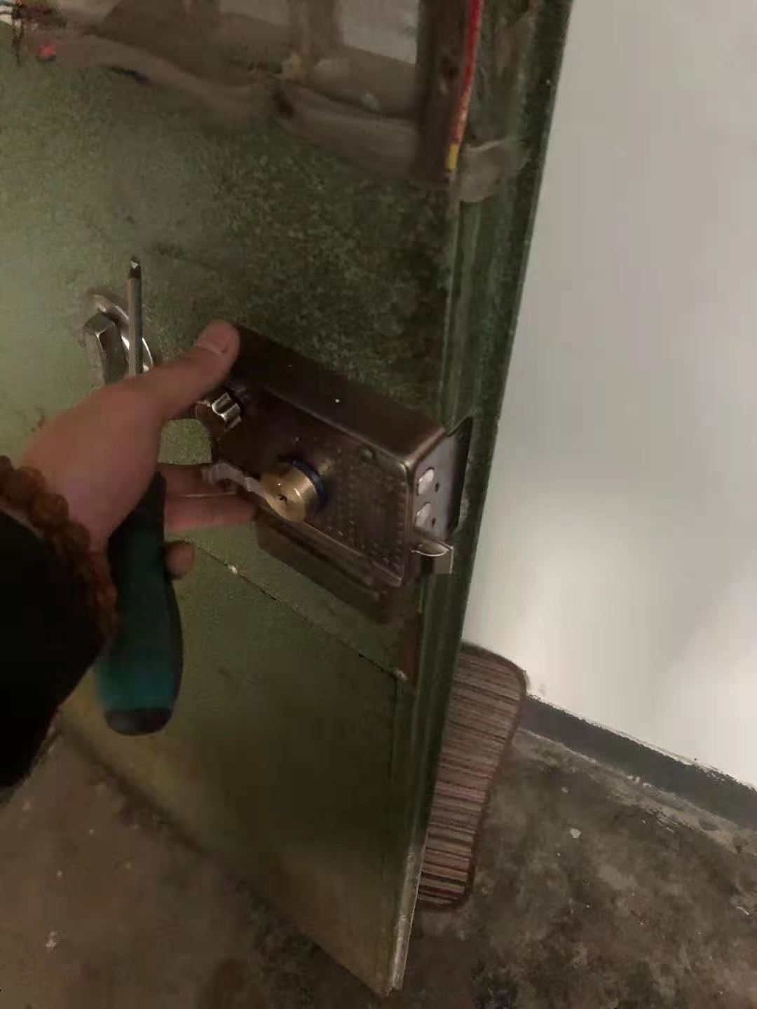 曙光里开锁公司(无损开锁)曙光里开车开保险柜