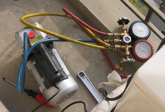 西安凤城四路中央空调维修_空调加氟几个压_高空作业