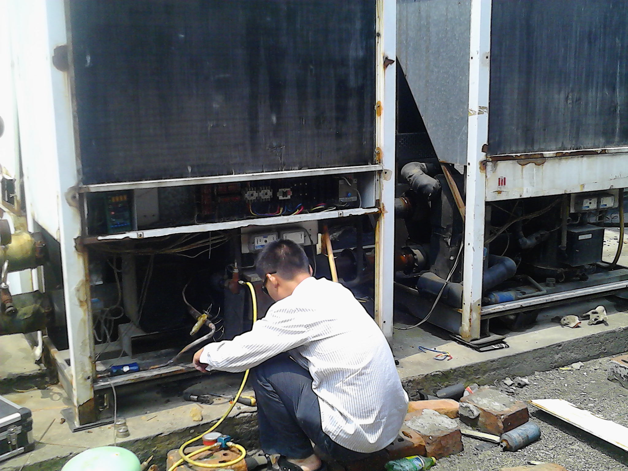 西安科技路西口空调维修公司_空调加氟加冷媒_中途不加价