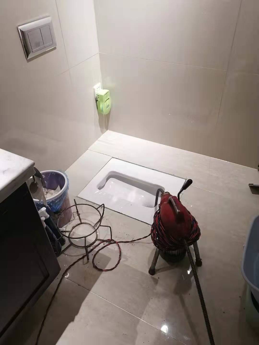 济南保利中心附近疏通下水道公司，西市场周边管道疏通维修水管