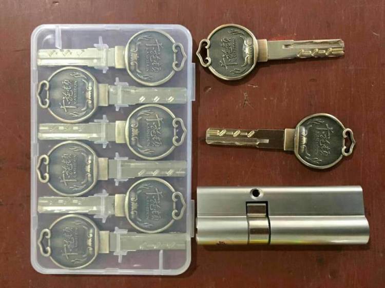 济南汇源华庭附近开锁公司 老锁匠开锁 配汽车钥匙钥匙