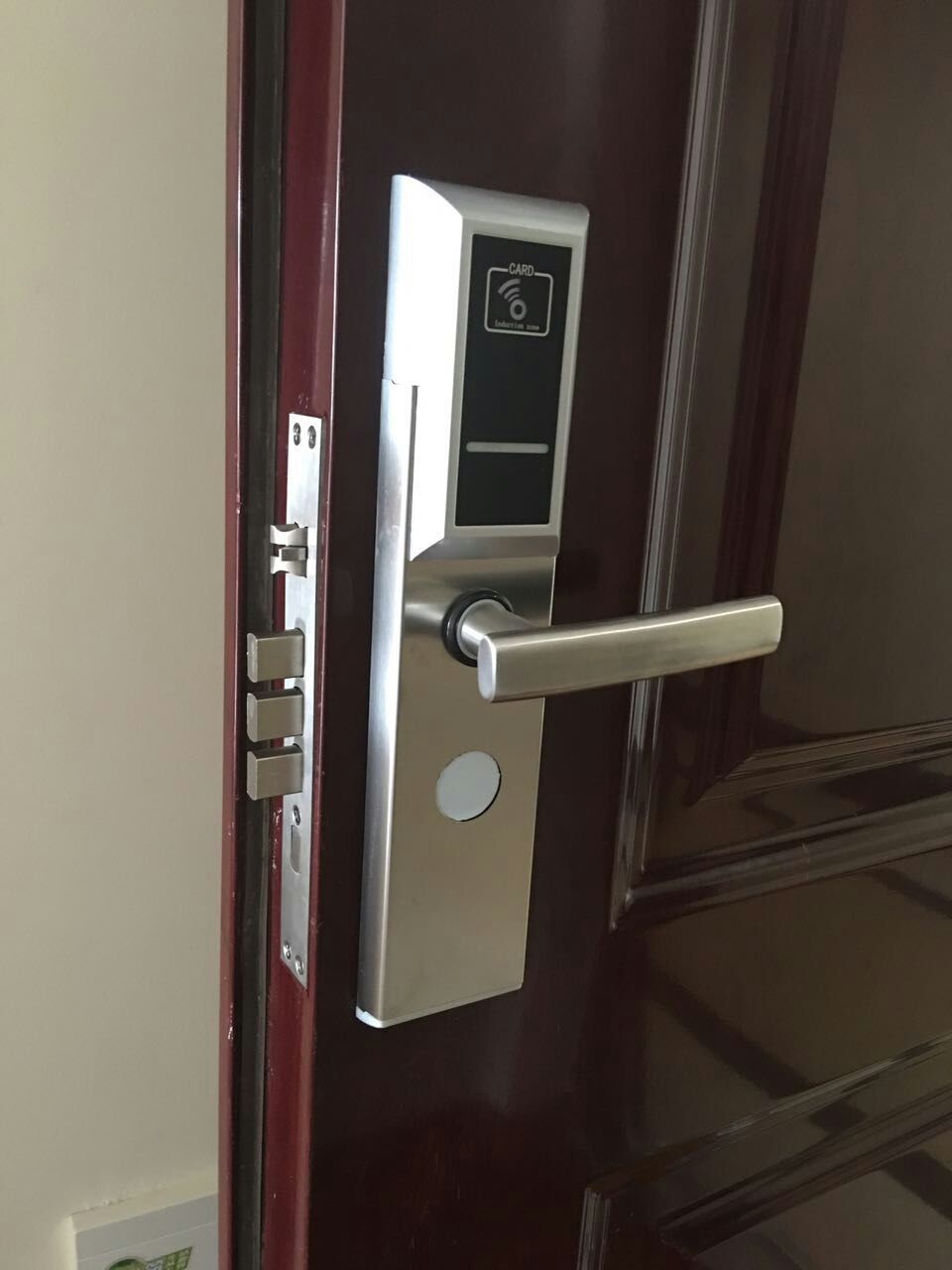 济南安泰诚品附近开锁公司电话，超低价更换保德安锁芯 修锁体