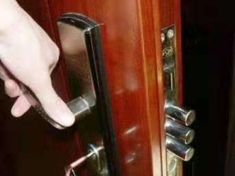 济南匡山小区附近换各种型号锁芯，开锁公司：师傅电话，随时接听