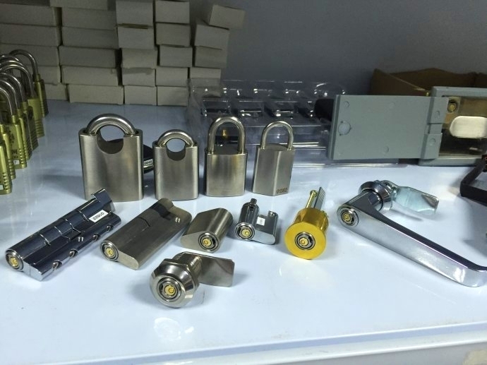 济南西市场开锁换锁芯免费电话咨询,正规注册开锁公司