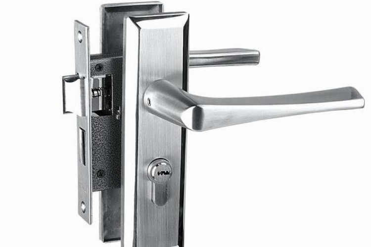 济南历城区开锁换锁公司/价格低上门更快，24小时不关机