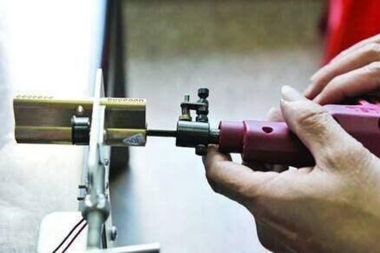 济南杆石桥附近开锁换锁修锁、配钥匙，开各种锁芯，开保险柜