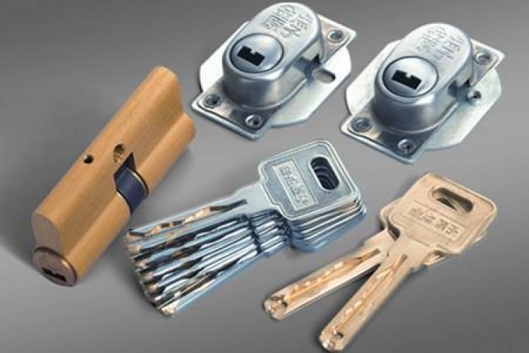 济南燕山路附近开锁换锁公司/师傅多 设备全  无损开汽车锁