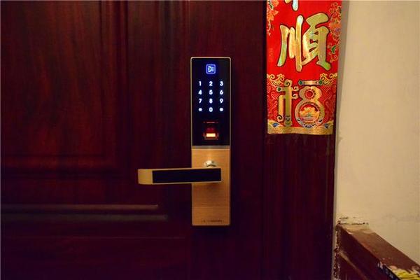 济南枫润花园附近开锁公司电话|修锁安装玻璃门门禁