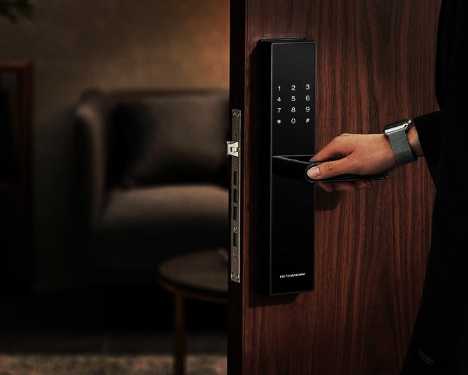 济南三里庄小区附近开锁换锁公司,专业师傅修门锁,开汽车锁