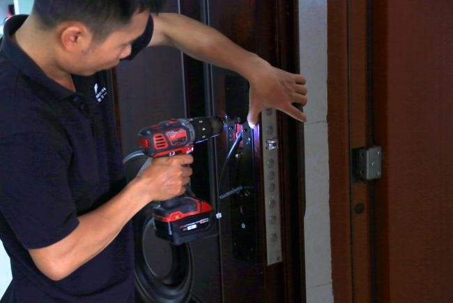 济南外海中央花园附近开锁公司电话*修防盗门换门把手