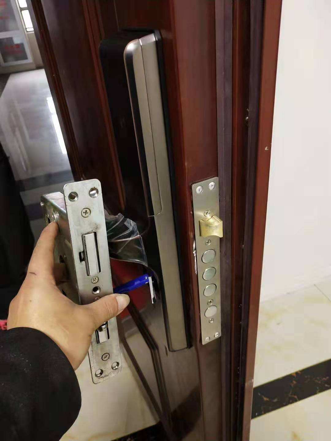 济南和谐广场附近开锁公司换锁芯-安装密码锁价格实惠