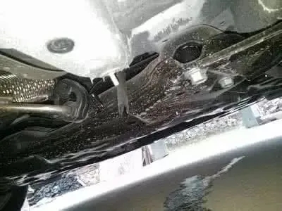 汽车底盘漏水是怎么回事？