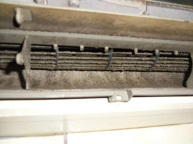 家里空調使用那么久，如何清洗空調內的灰塵？