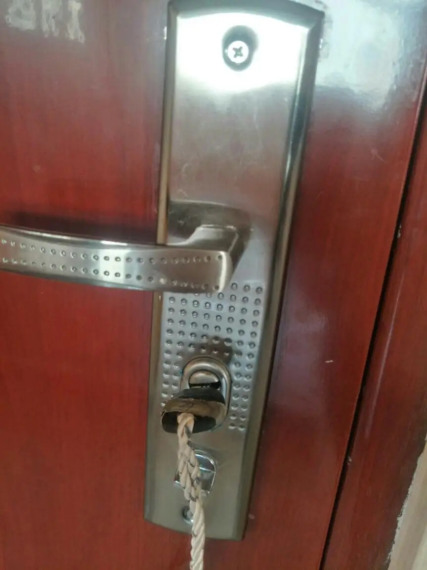 防盜門鑰匙拔不出來，不好拔怎么辦？