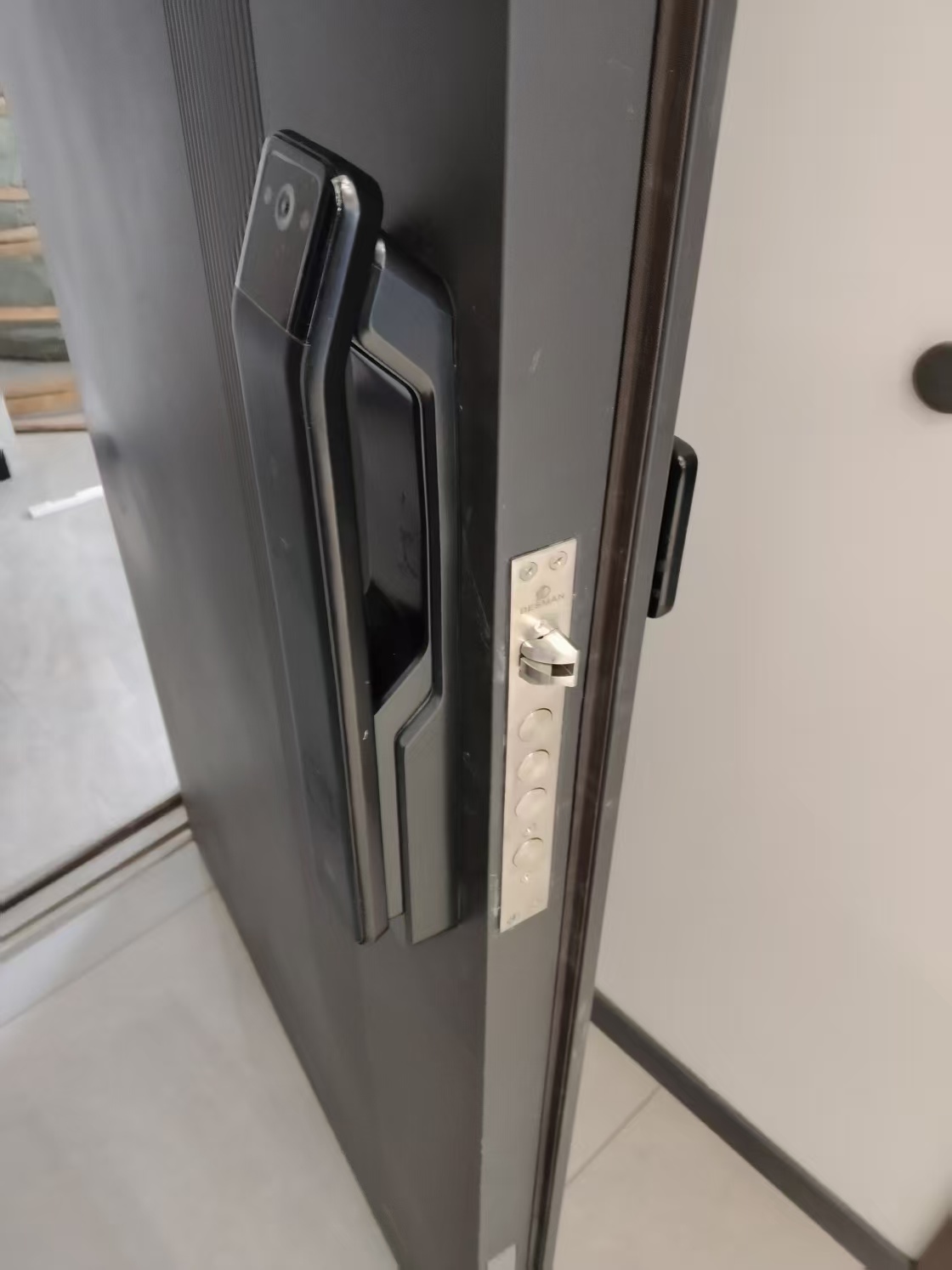 自贡市修锁师傅 - 换锁 - 租房换锁杜绝前任钥匙隐患